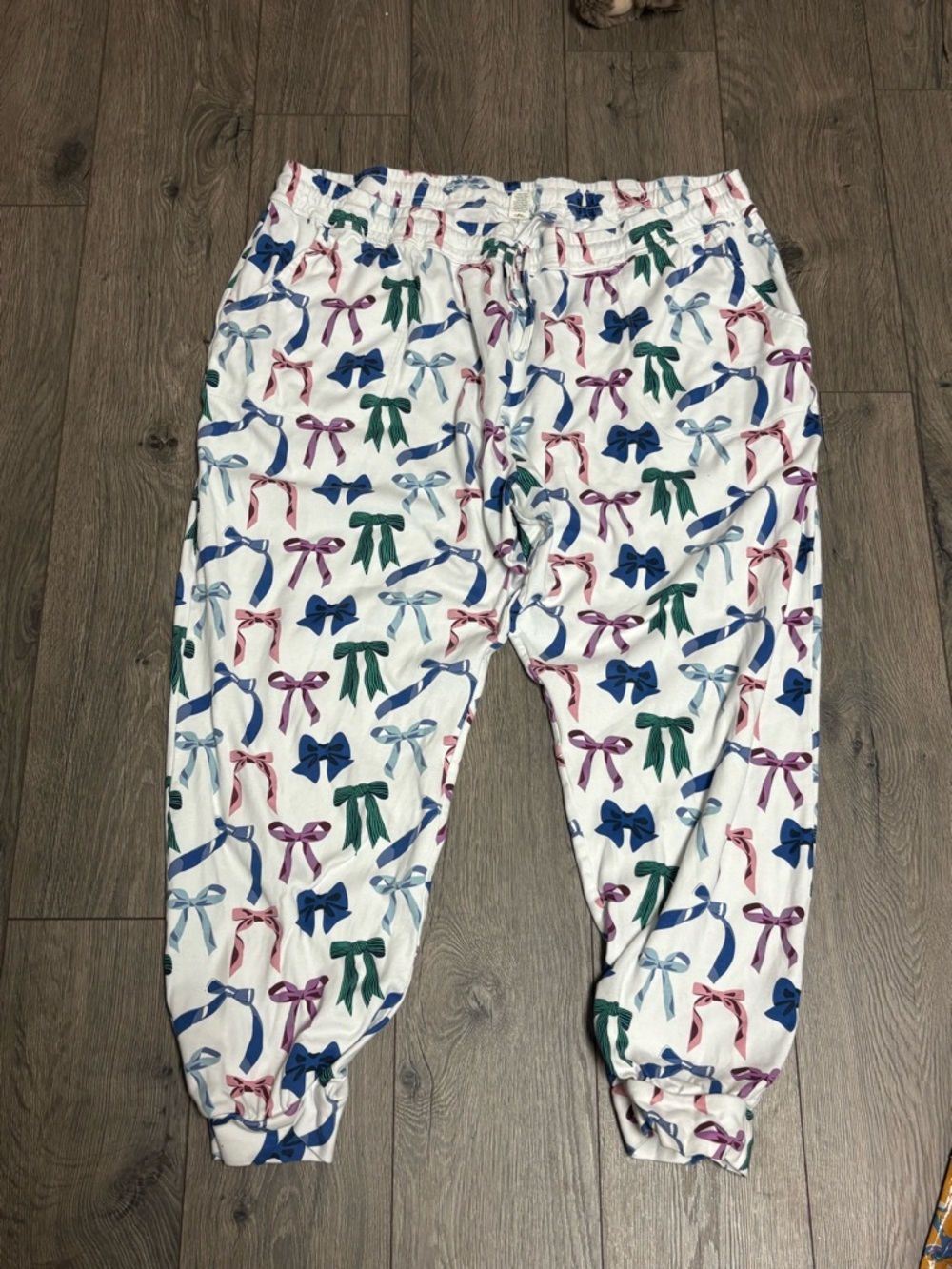 Vera Bradley White Joggers with Multicolor Bow Pattern